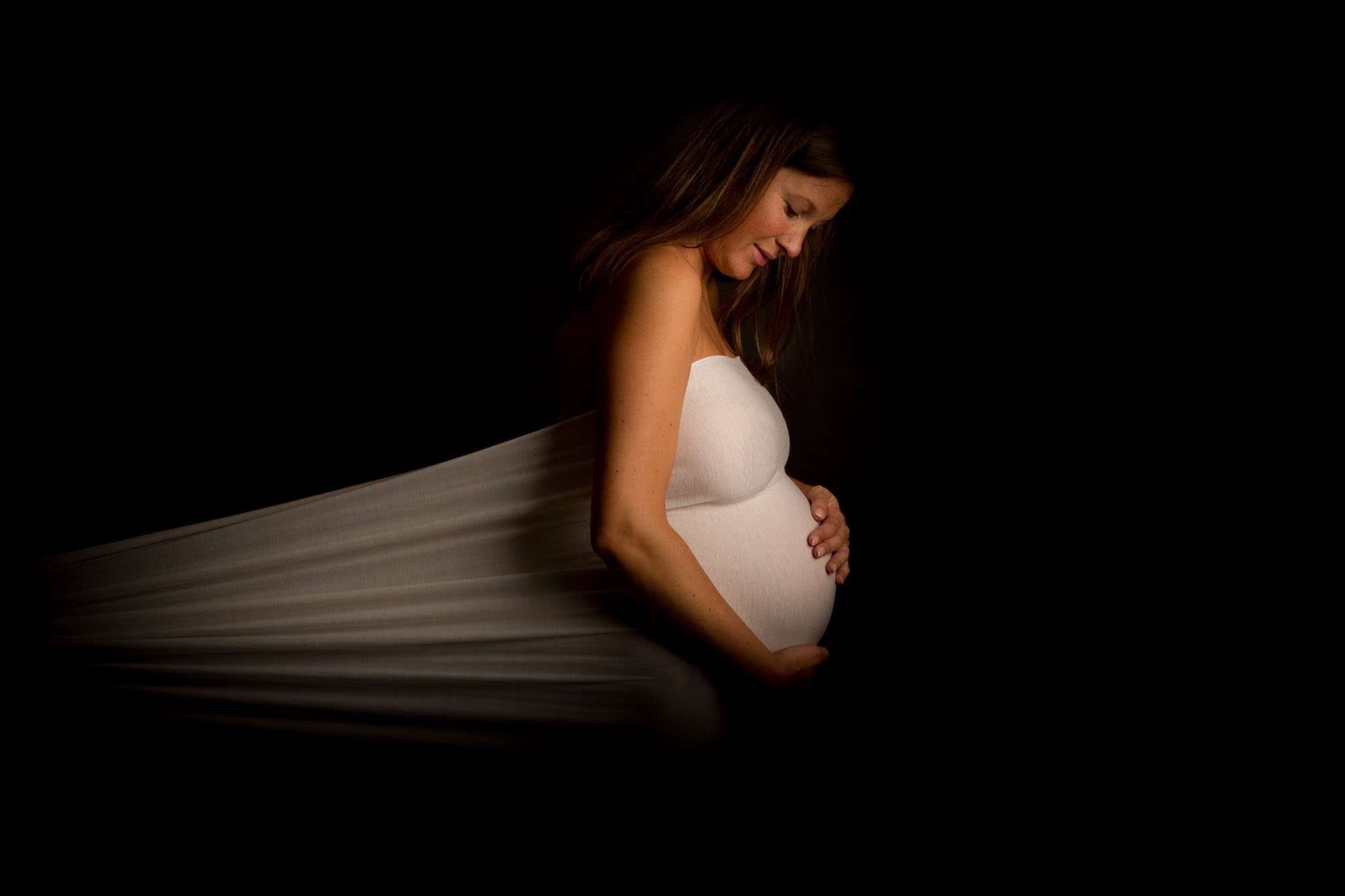 Zwangerschapsfoto met doeken