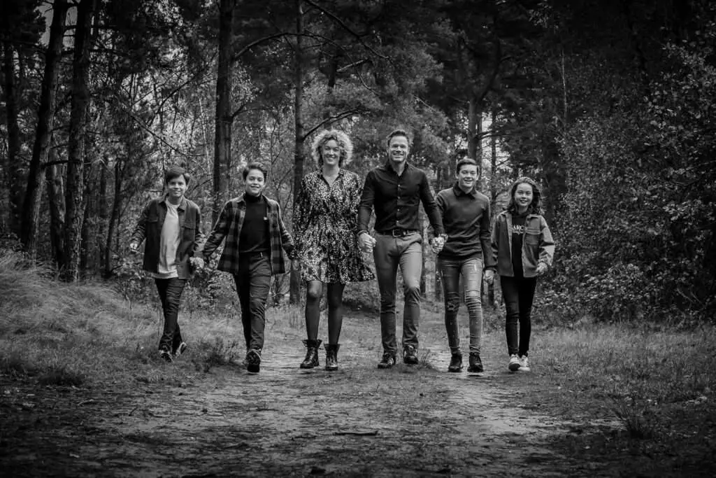 Gezellige fotoshoot met het gezin