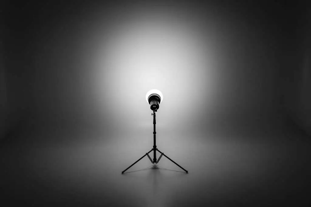 Fotostudio // Onze fotostudio beschikt over een naadloze witte achtergrond die van wand in de vloer overloopt.